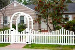 Vinyl-Scalloped-Capped-Berkshire-Picket-with-Custom-Arbor_02